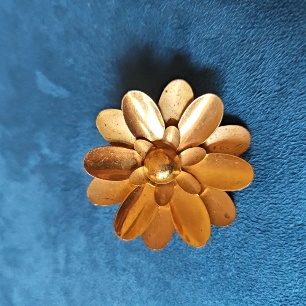 Vintage WWII RATIONED METAL Elegant Gold Tone Flower Brooch
